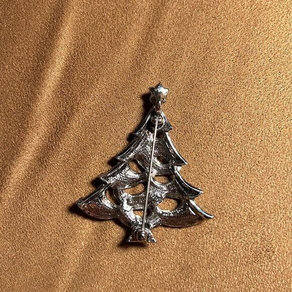 Vintage Avon silver Christmas tree brooch. - Picture 2 of 3